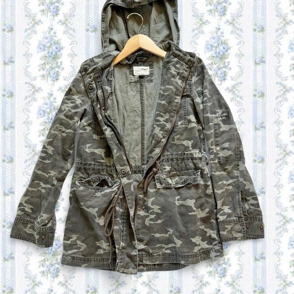 Universal Threads Women's Small Green Camo Hooded Jacket Tie Waist Snap Pockets - Picture 3 of 6
